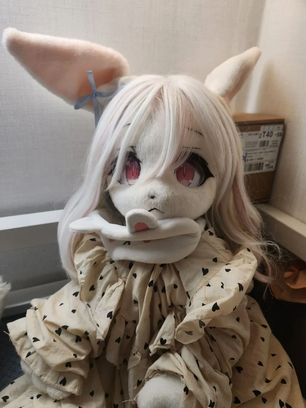 퍼리 인형이 경찰에 체포되어 연행되는 장면