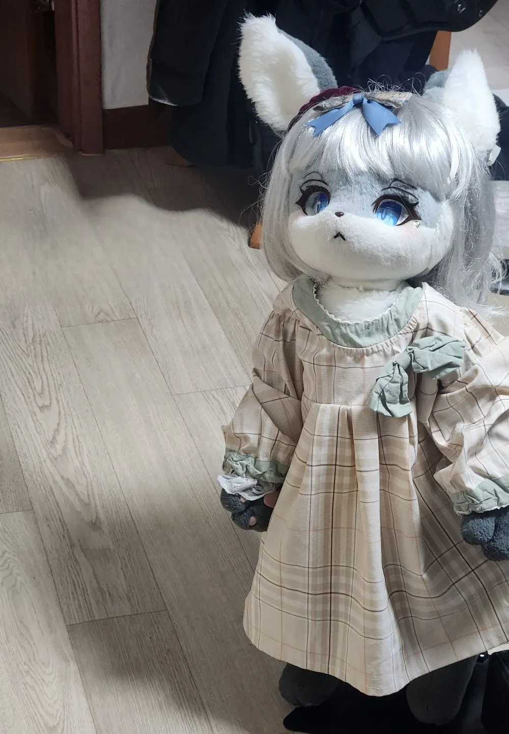 다양한 색상의 퍼리 인형들이 진열대에 줄지어 전시된 모습