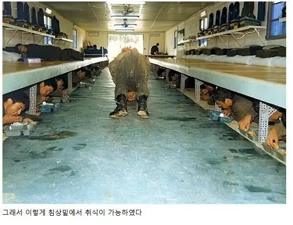 침대 밑에서 몰래 음식을 먹는 군인의 내무반 생활 모습