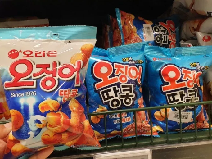 오리온과 롯데의 유사한 오징어 땅콩 과자 패키지 비교 이미지