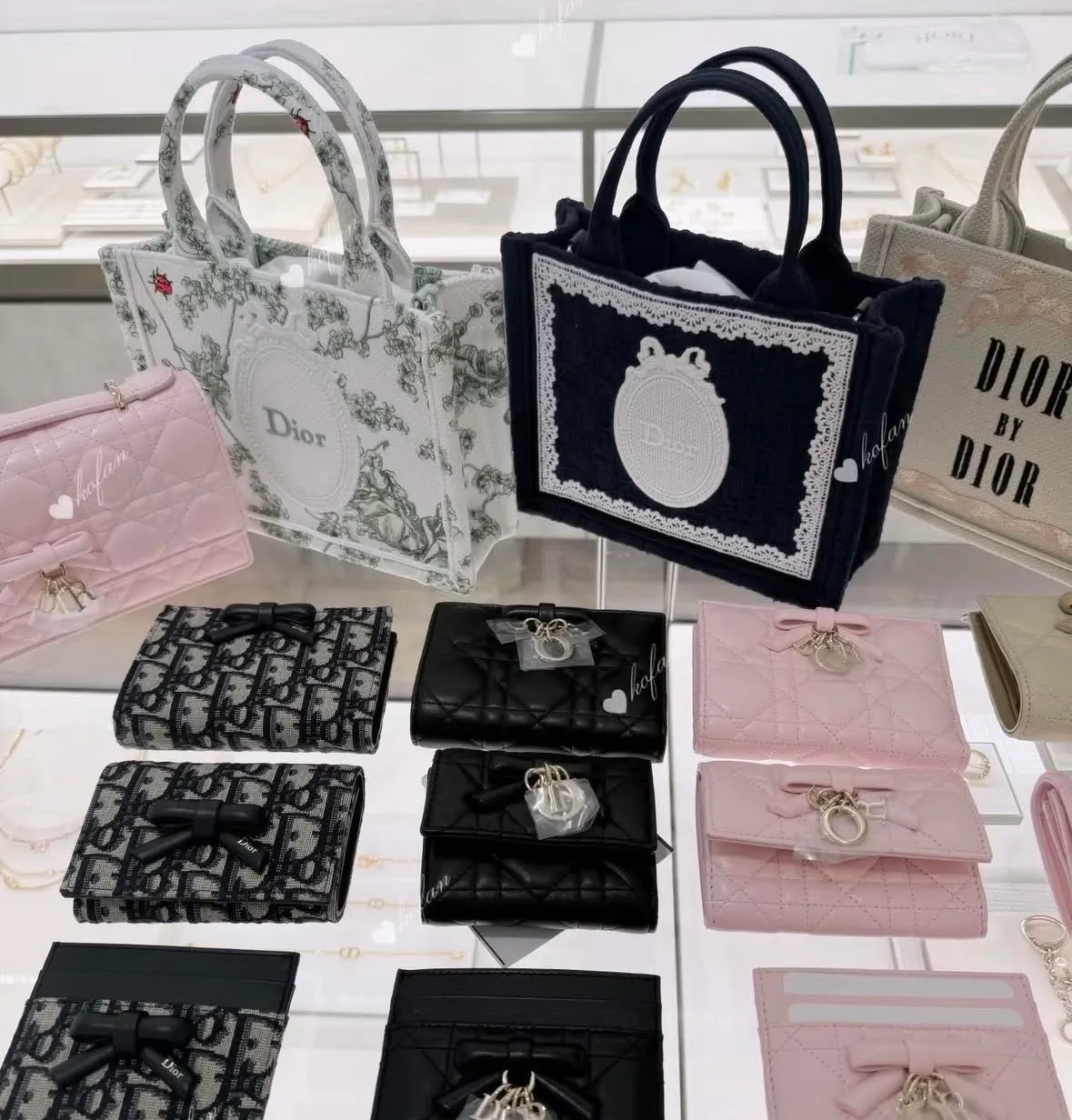 Dior 브랜드 로고와 'DIOR BY DIOR' 텍스트가 표시된 이미지