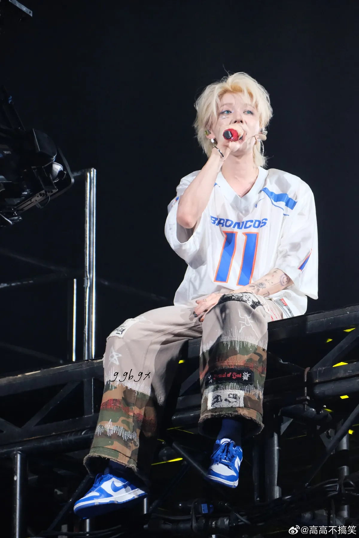 BRONCOS 11번 유니폼을 입은 루한의 근황 사진