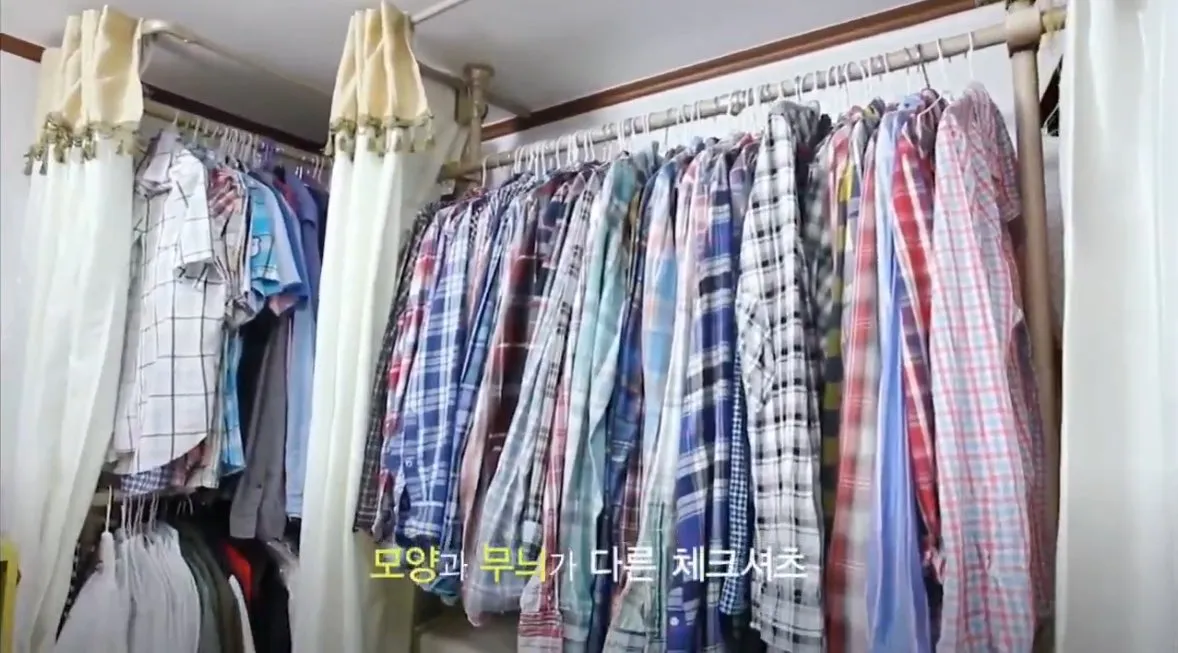 다양한 모양과 무늬의 체크셔츠들이 진열된 모습
