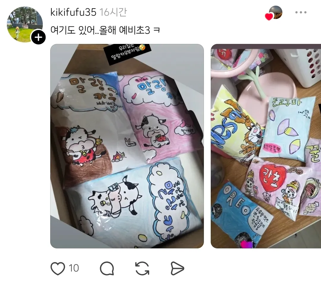 말랑카우, 킷캣, 오레오 등 각종 간식이 가득한 책상 위 컬렉션 사진