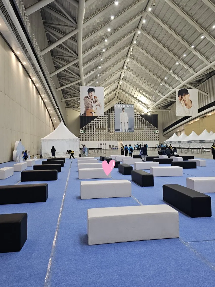 임영웅 IM HERO TOUR 2025 콘서트 전광판과 팬 쉼터 전경