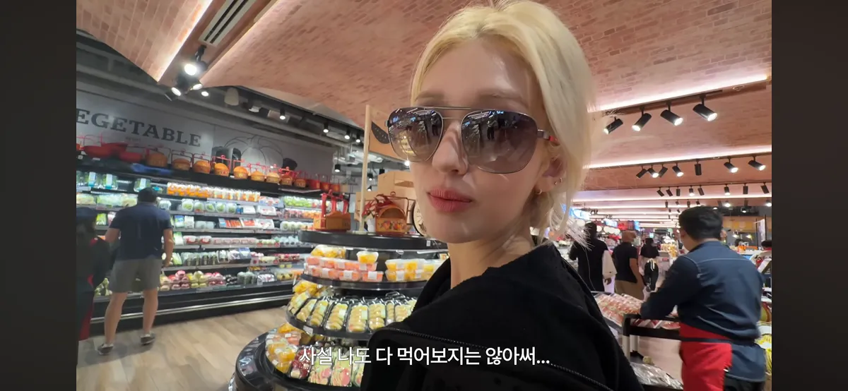 전소미가 태국 쇼핑 추천 리스트를 소개하며 "사실 나도 다 먹어보지는 않아써"라고 말하는 장면