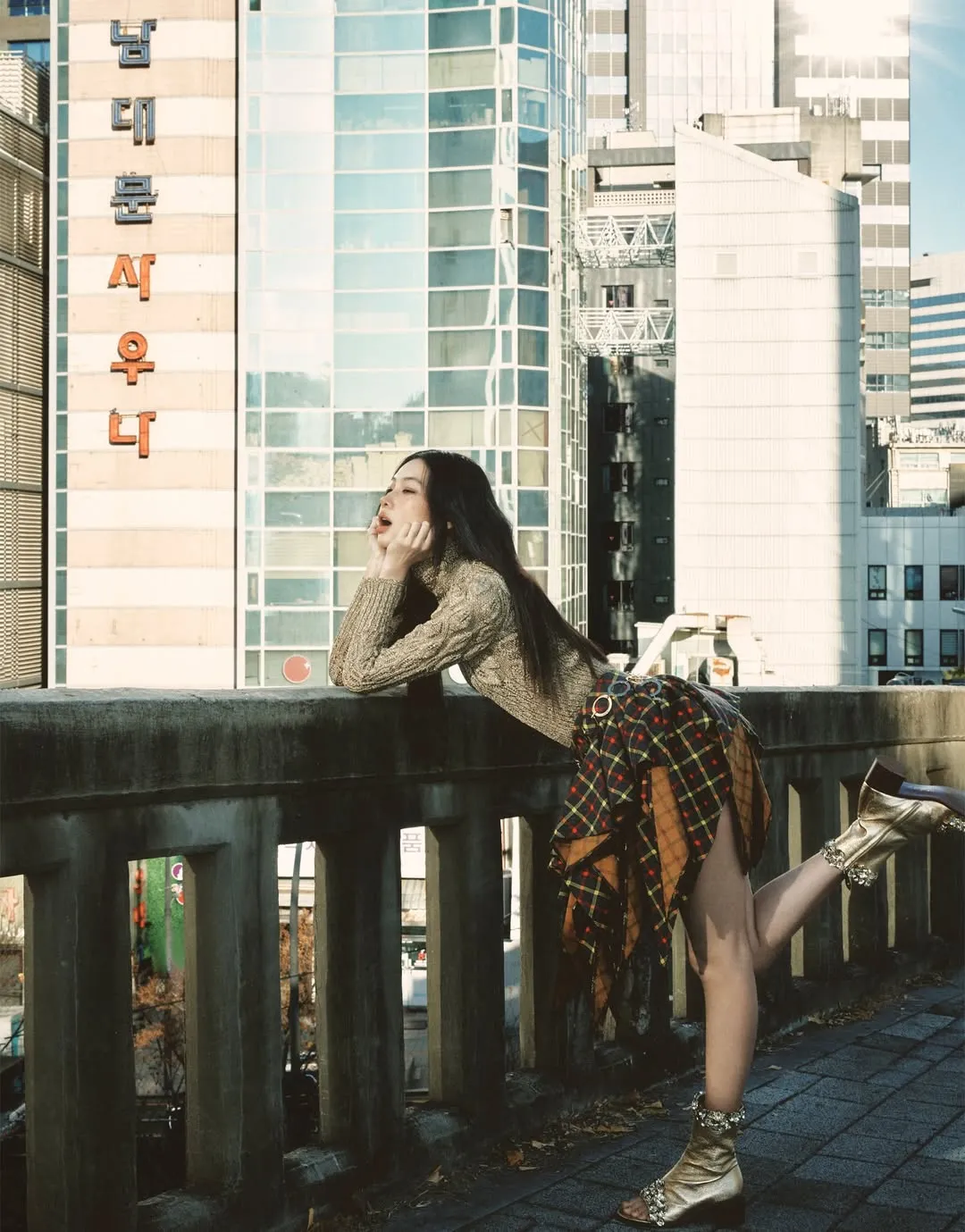 정호연이 '남대문 사우나' 글씨가 적힌 한국풍 배경에서 포즈를 취한 화보 사진