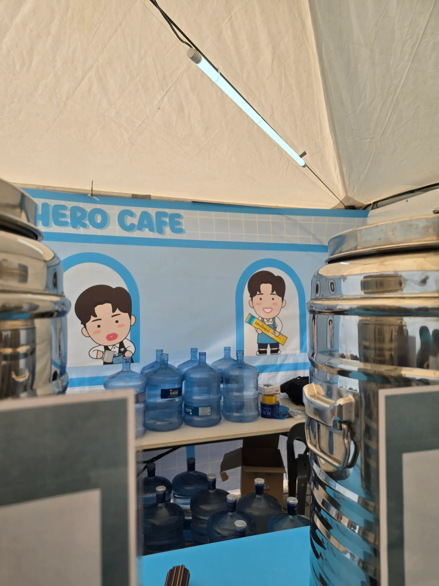 임영웅 콘서트 홍보 전광판이 설치된 HERO CAFE 팬 쉼터 전경