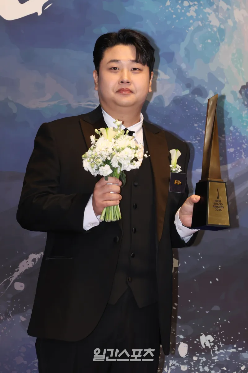 윤남노 쉐프가 2026 대한민국 퍼스트브랜드 대상 시상식에서 포즈를 취하고 있다