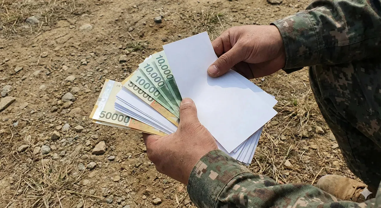 군인에게 줄 돈이 부족할 때 다른 방법을 제안하는 게임 대화창 장면