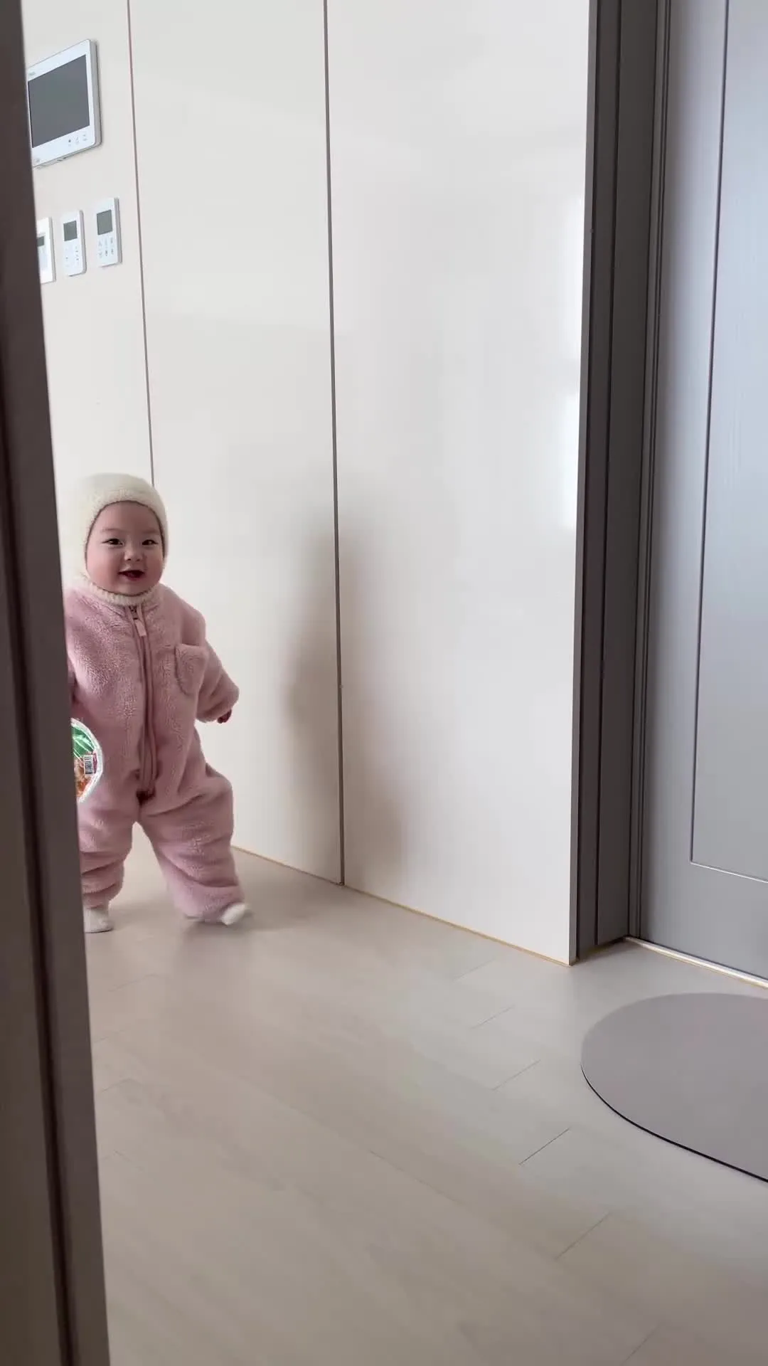 사발면을 먹고 싶어하는 아기 영상