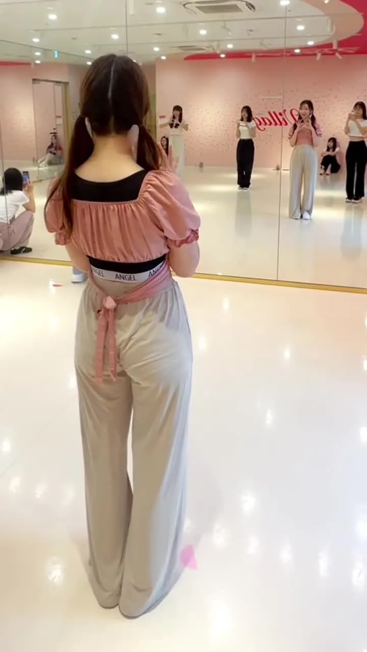 호불호 갈리는 바지를 입고 걷는 모습을 보여주는 움짤