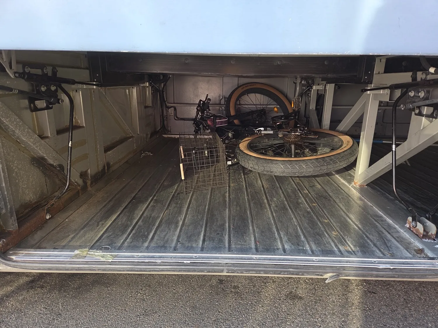 국토종주 중인 사람이 텐트 앞에서 짐을 정리하는 모습