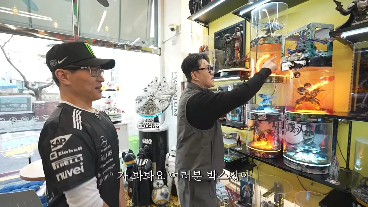 박스를 들고 설명하는 귀멸의 칼날 커스텀 피규어