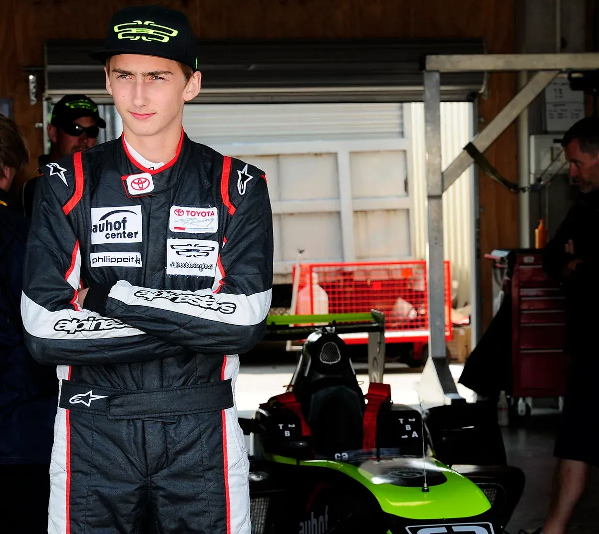 합스부르크 가문 특유의 주걱턱을 가진 남성 얼굴 사진