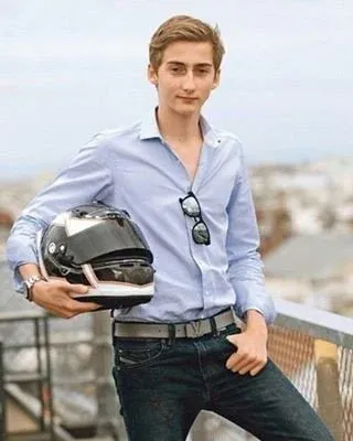 합스부르크 가문 특유의 주걱턱을 가진 남성의 얼굴 사진