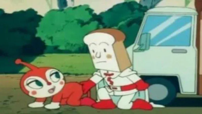 만화 캐릭터가 바닥에 엎드려 엉덩이를 내밀고 있는 장면