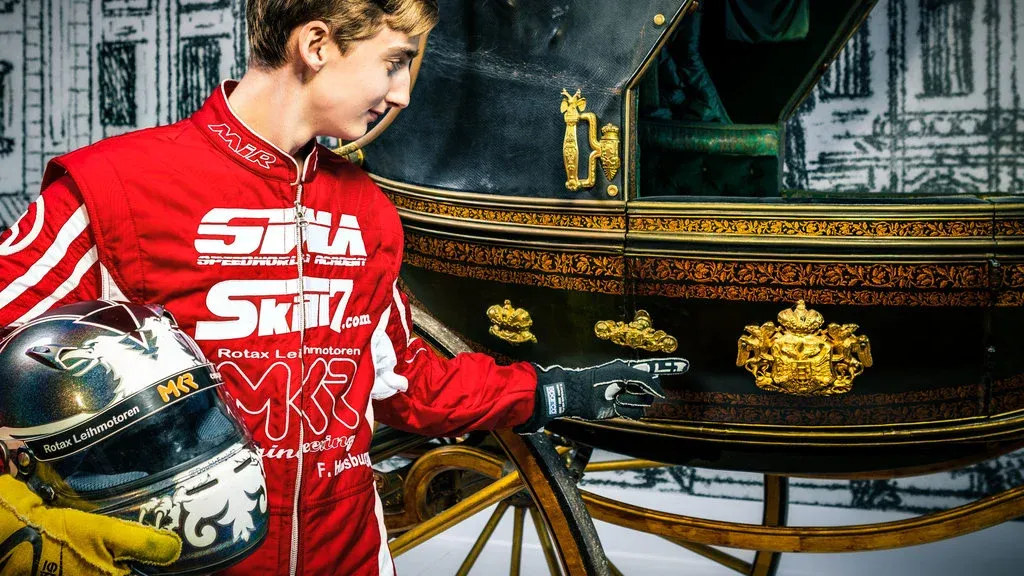 합스부르크 가문 특유의 주걱턱을 가진 남성 얼굴 사진