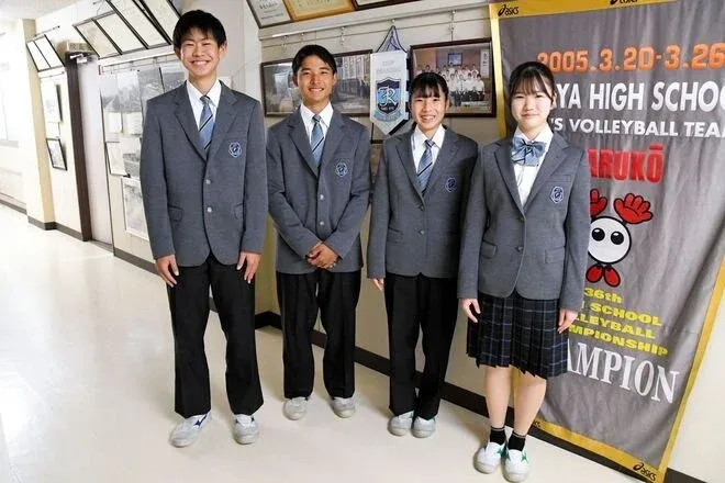 배구 전국대회 우승 트로피를 들고 기뻐하는 고등학교 배구부 선수들과 코치