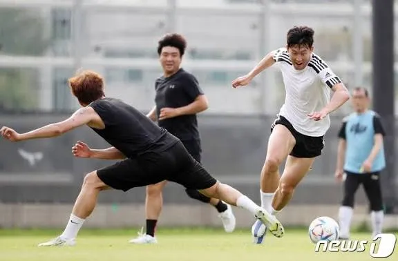 손가락으로 숫자 1, 2, 3을 세는 손동작 밈 이미지