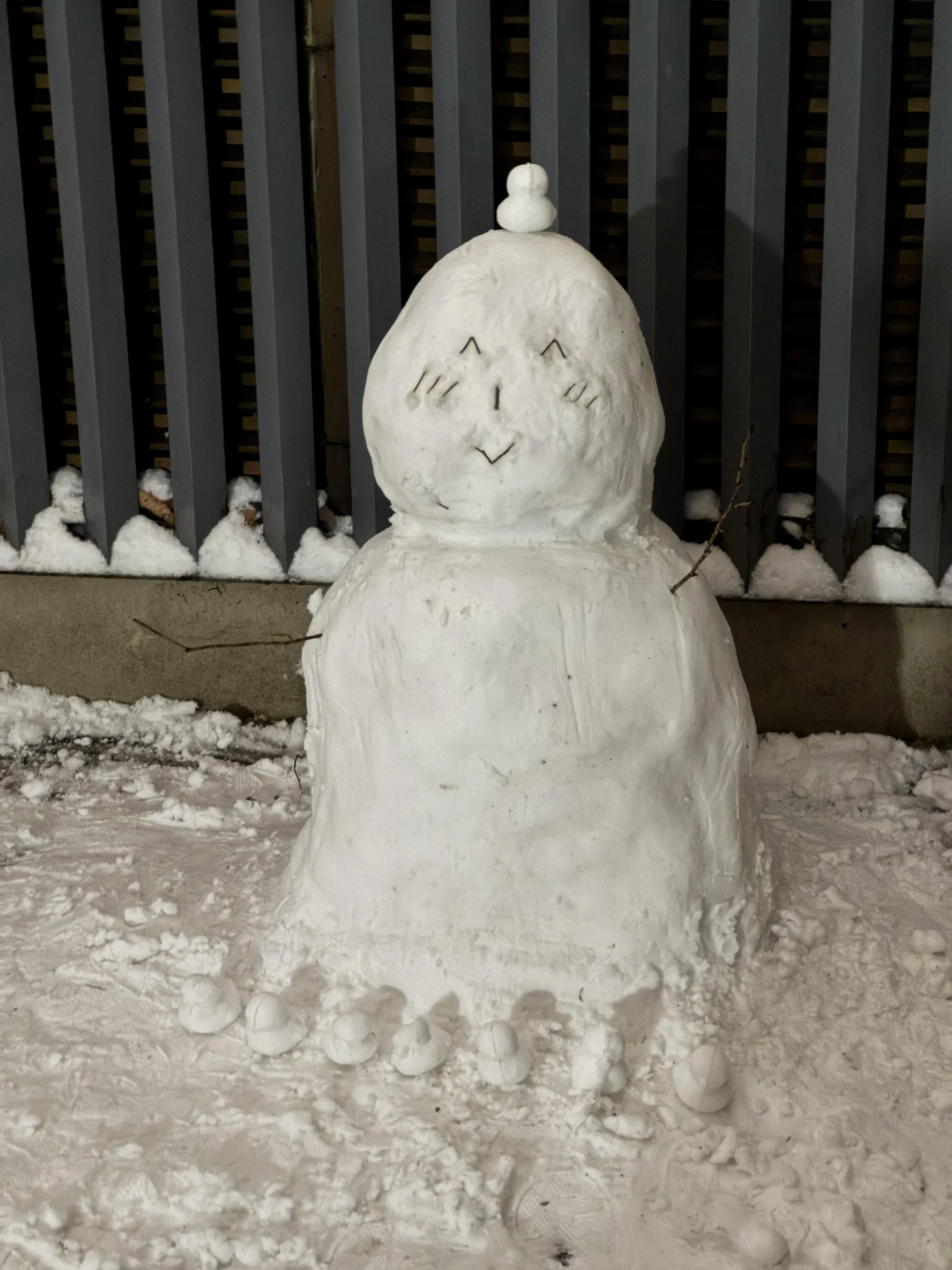 야밤에 고추를 불에 굽는 장면