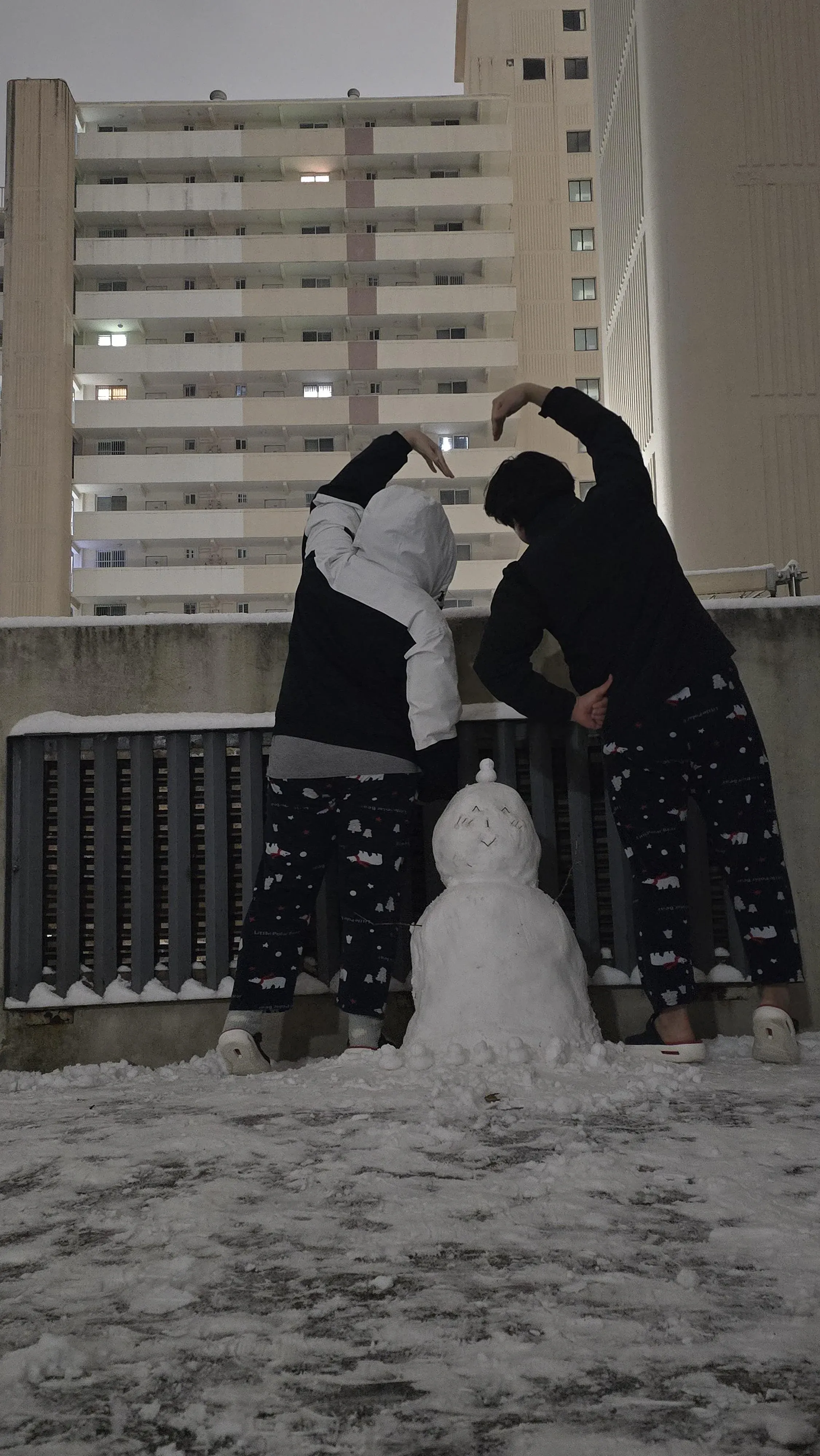 야밤에 게임하며 열정적으로 플레이하는 화면 캡처