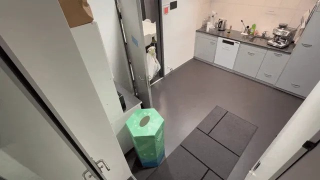 청소 노동자를 대체하는 청소로봇 제품 이미지