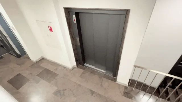 청소로봇 옆에서 빗자루를 든 채 실직 위기에 처한 청소 노동자