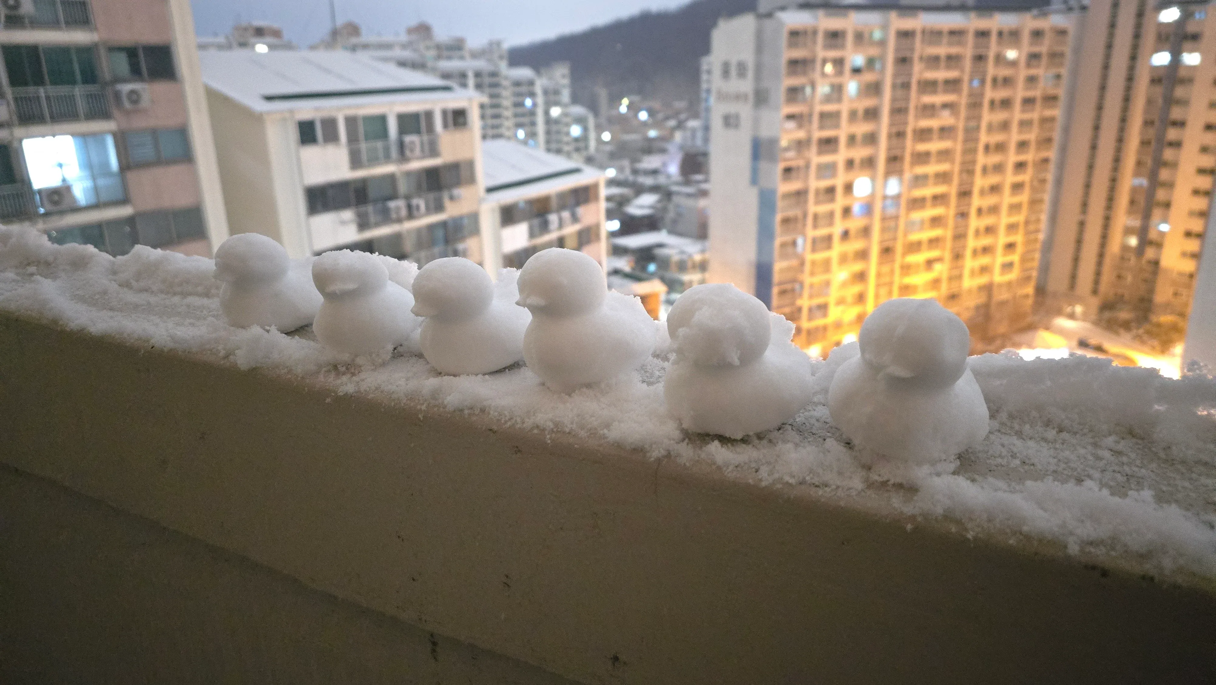 개붕이 캐릭터가 불꽃을 배경으로 열정적으로 타오르는 모습