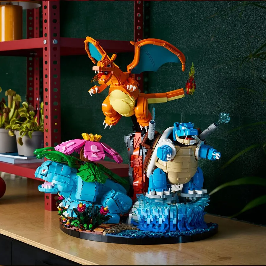 레고 포켓몬 미완성 세트와 조립 설명서가 놓인 작업대