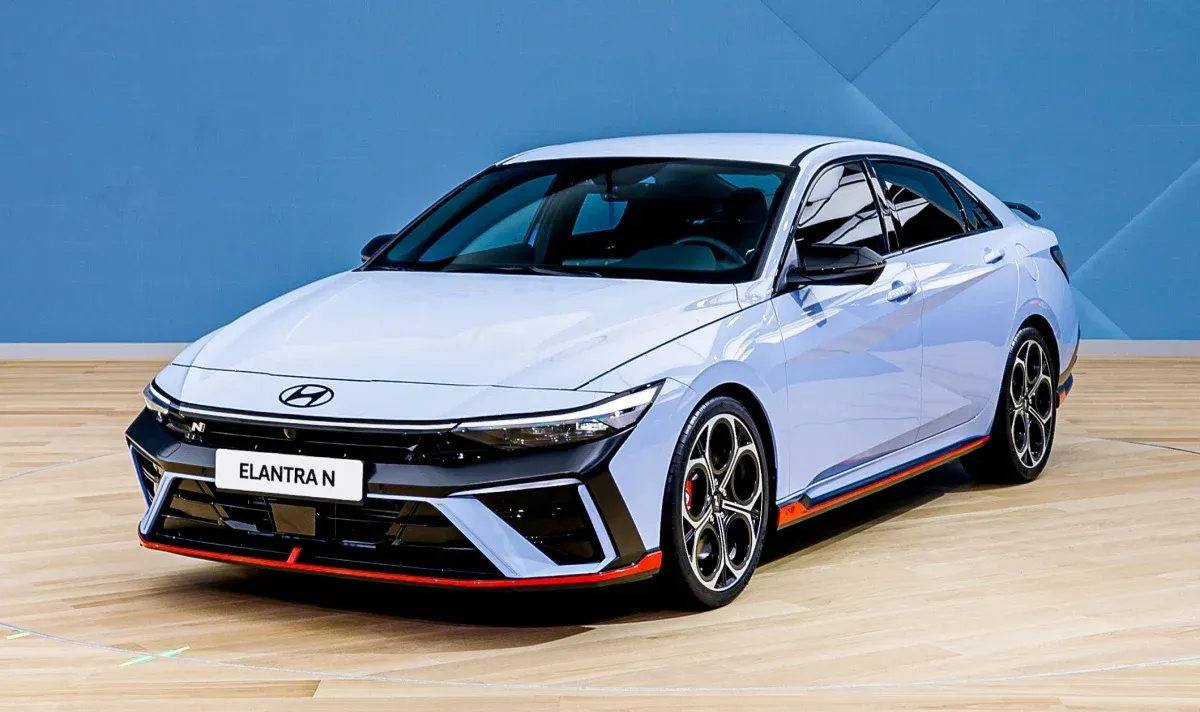 현대 엘란트라 N 자동차의 전면 또는 로고 이미지