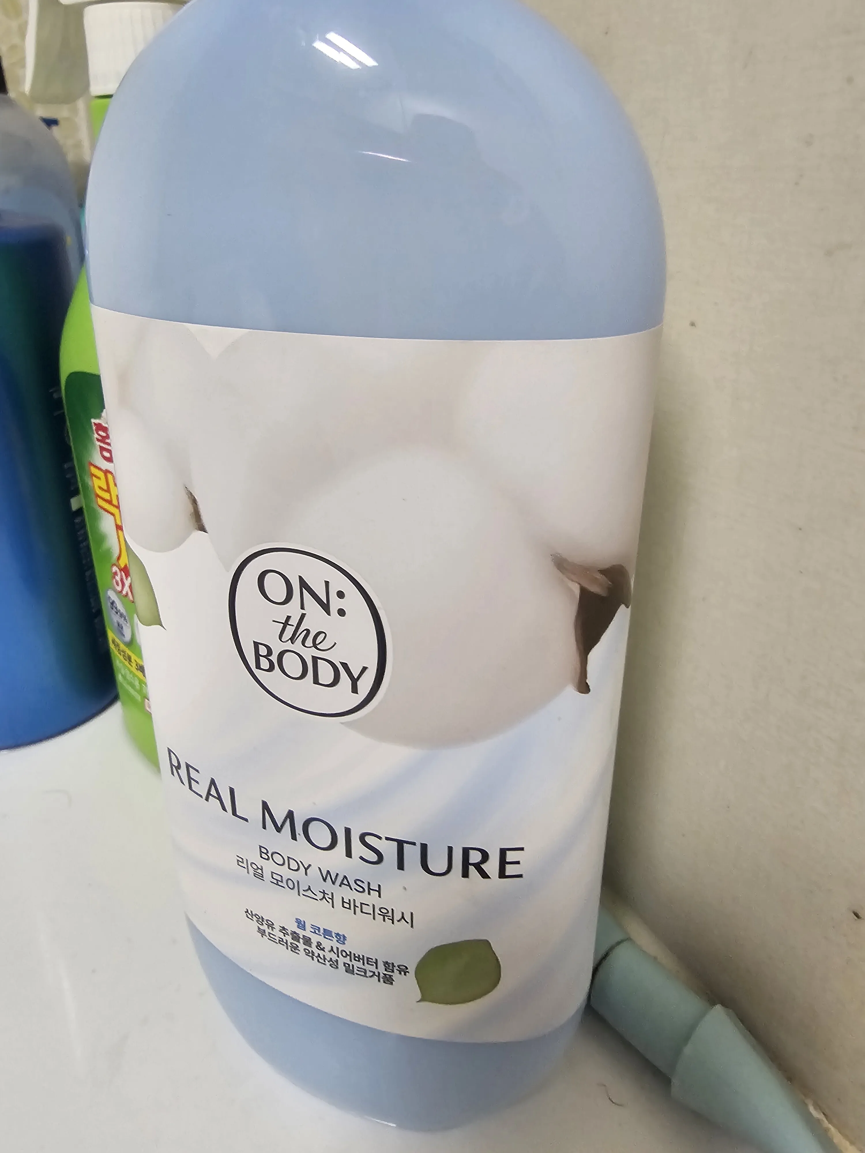 리얼 모이스처 바디워시 제품 패키지, 산양유 추출물과 시어버터 함유 약산성 밀크거품 바디워시