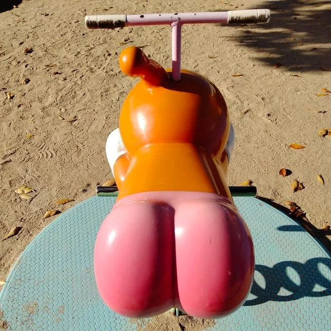 길바닥에 엎드려 엉덩이를 내민 자세의 애니메이션 캐릭터