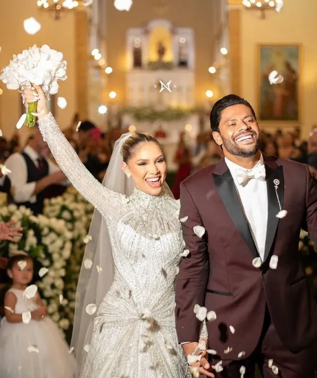 근육질 몸매의 축구선수 헐크가 체육관에서 운동 중인 모습