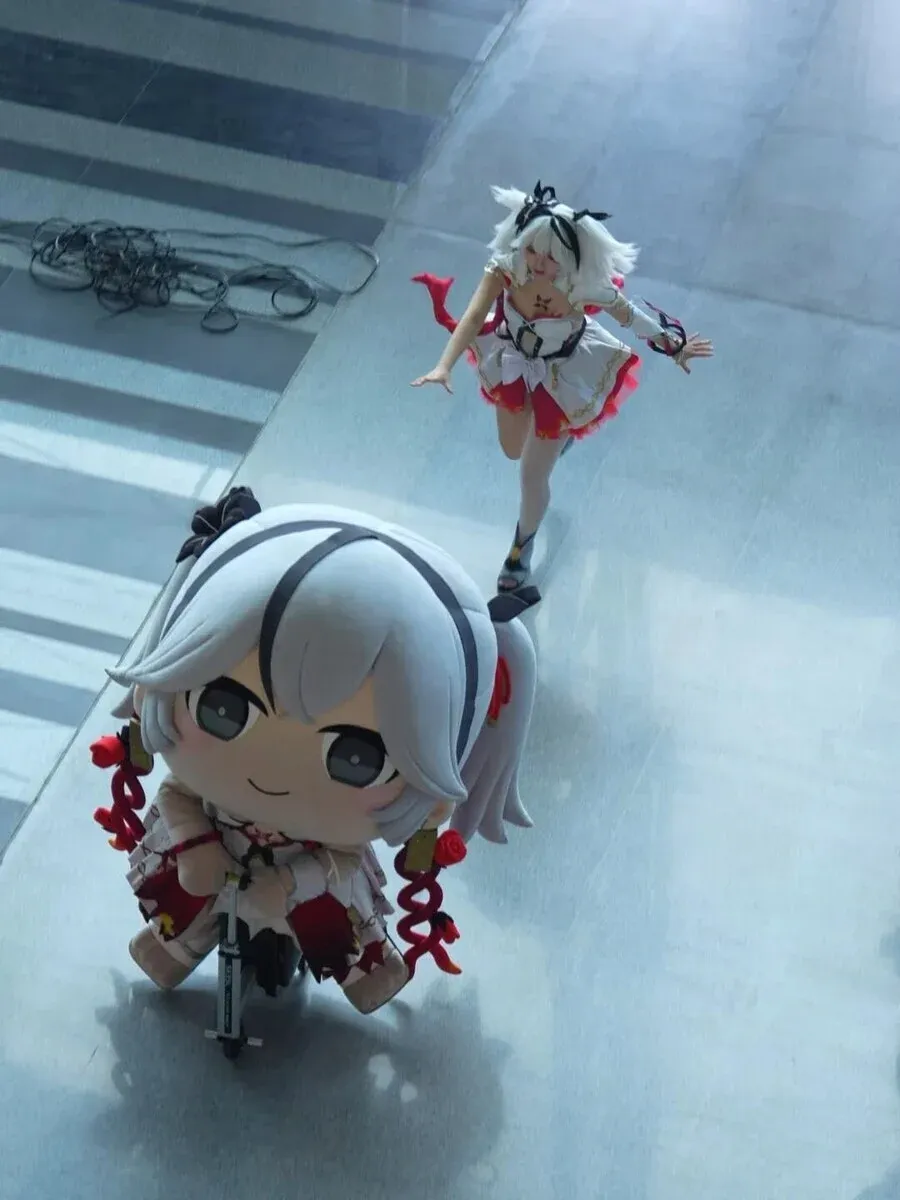 애니메이션 캐릭터 피규어와 굿즈가 빼곡히 전시된 오타쿠 오프라인 이벤트 부스