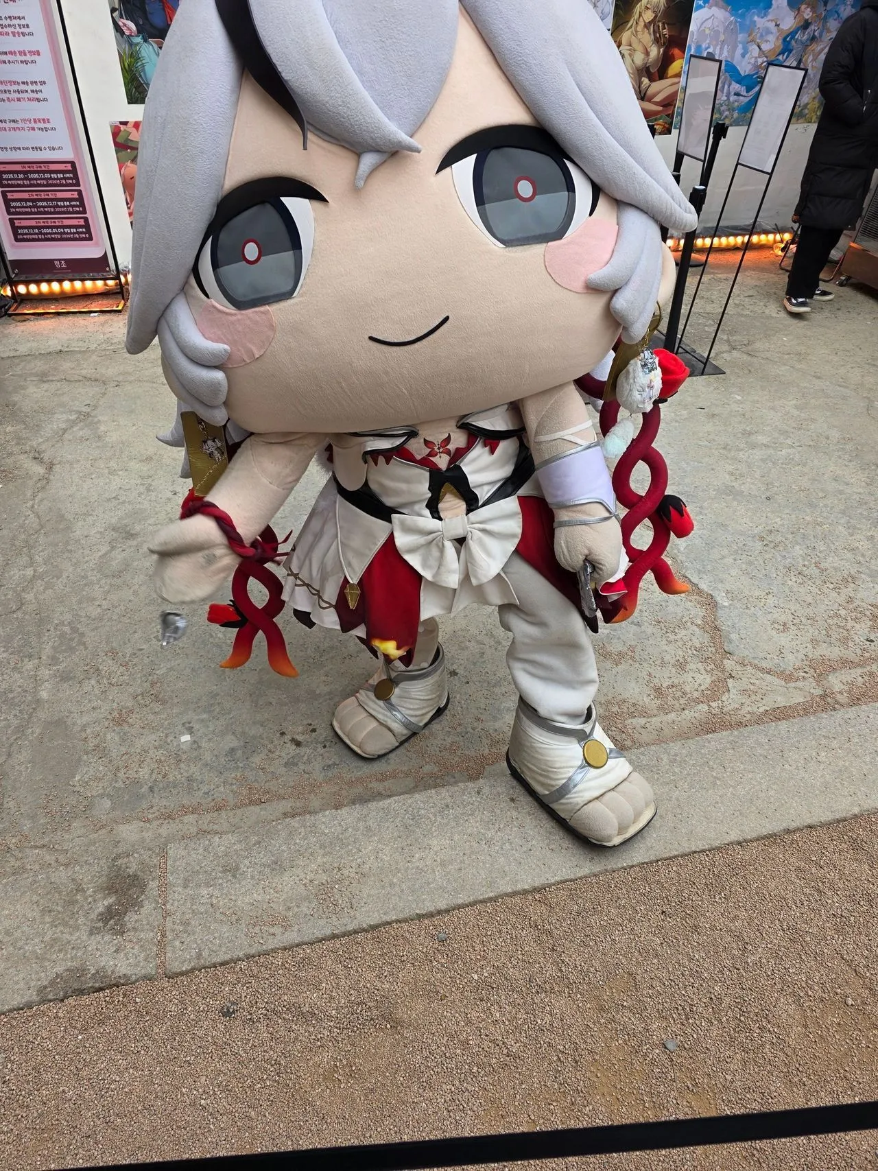 애니메이션 캐릭터들이 가득한 빡빡한 오타쿠 오프라인 이벤트 현장 사진