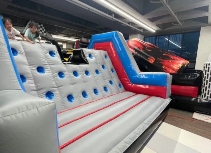 다양한 보드게임들이 진열된 선반이 있는 보드게임 카페 내부