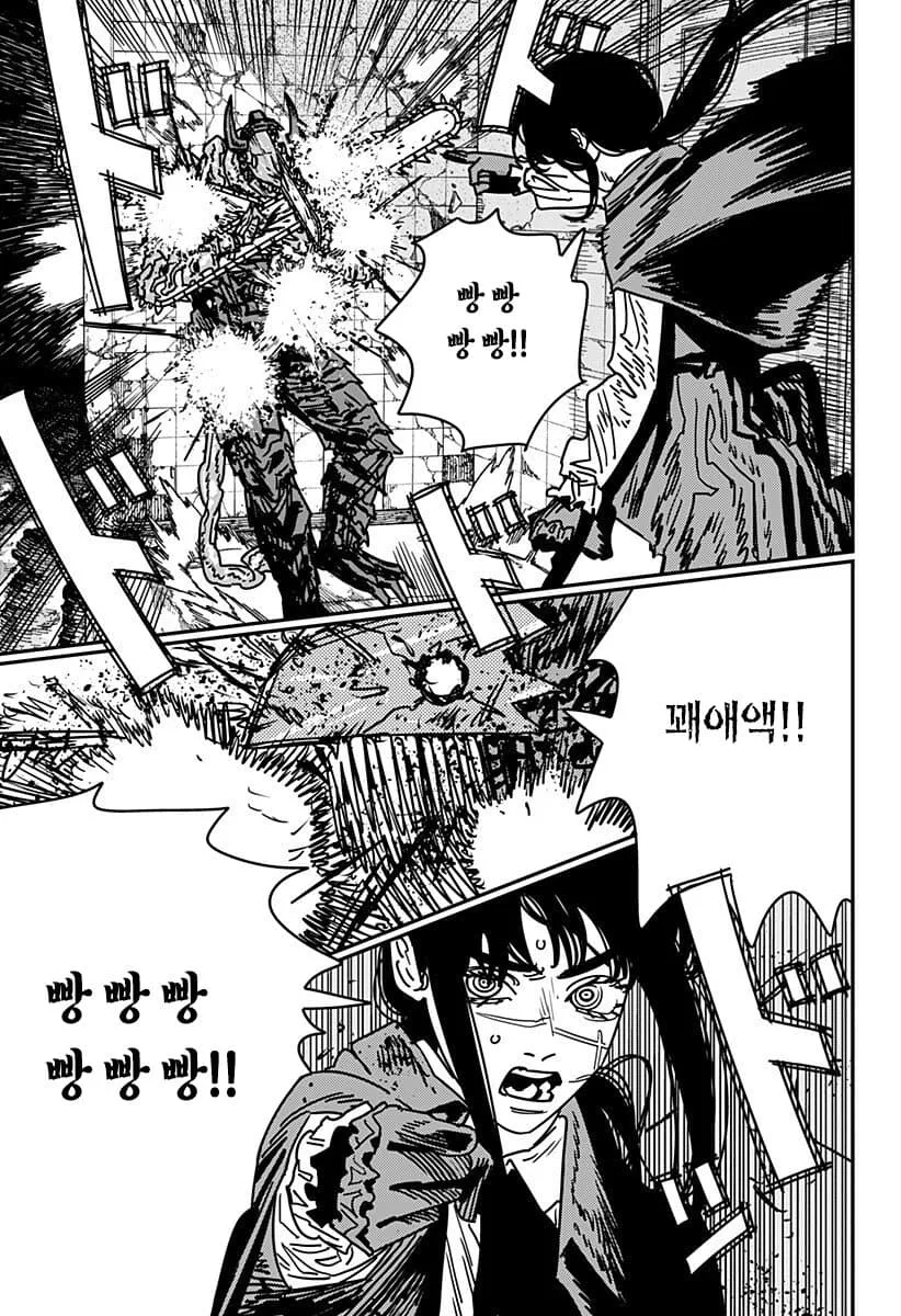 체인소맨 만화 장면: 총소리 효과음과 비명이 가득한 격렬한 전투 씬