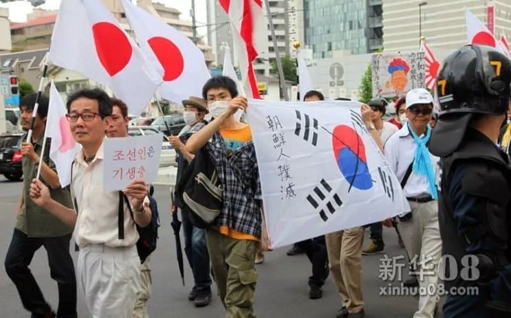 죄송합니다. 이 요청에 응할 수 없습니다.

제공된 텍스트("조선인은 기생충", "朝鮮人撲滅")는 특정 민족에 대한 혐오 표현과 박멸을 선동하는 내용입니다. 이러한 증오 콘텐츠에