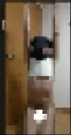 눈물을 글썽이며 슬픈 표정을 짓고 있는 남성의 얼굴 클로즈업