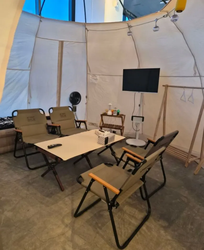 온갖것 카페 간판, "2시간에 만원" 문구가 적힌 네온사인 스타일 안내판