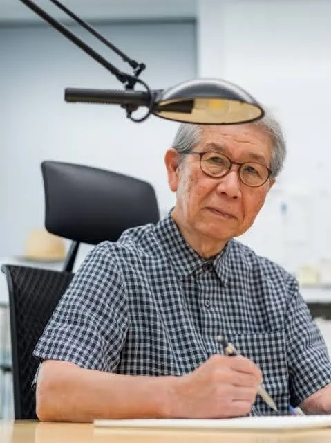 강남 건물의 투명 유리 현관문, 'ANY' 로고와 숫자 7이 표시됨