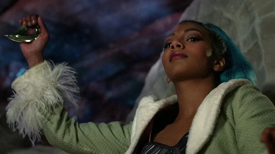 원피스 실사판 나미 역 배우의 어깨 문신 클로즈업 장면