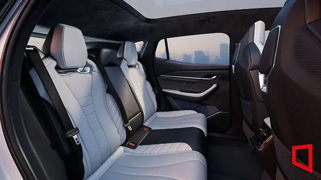 르노 필랑트 신차 측면 디자인, 은색 세단