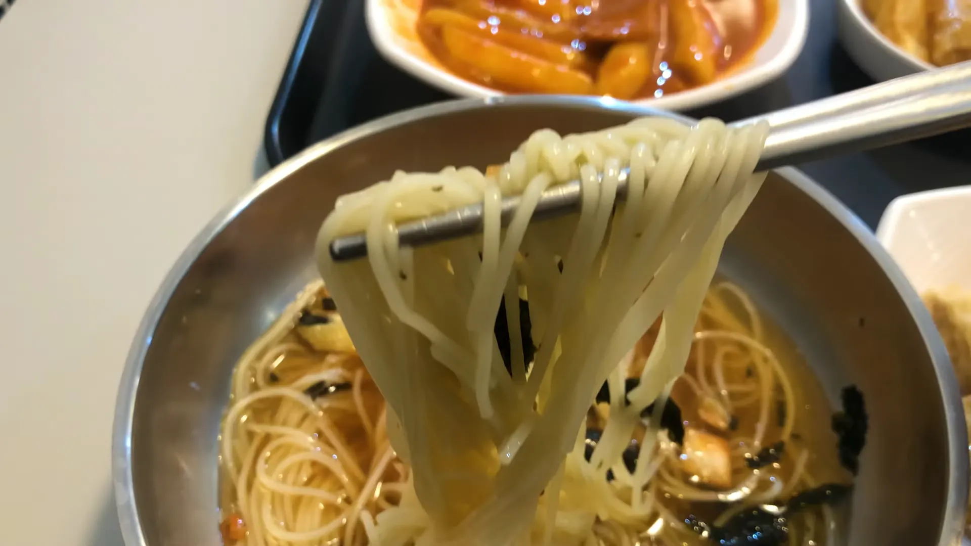 한국과 일본 음식을 제공하는 가성비 맛집 로고