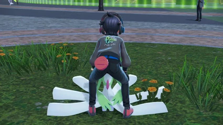 손목을 붙잡힌 채 저항하며 당황한 표정을 짓는 인물