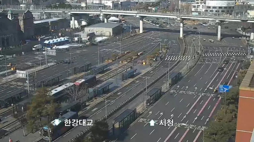 서울 한강대교에서 시청 방향 도로 교통 상황을 보여주는 전광판