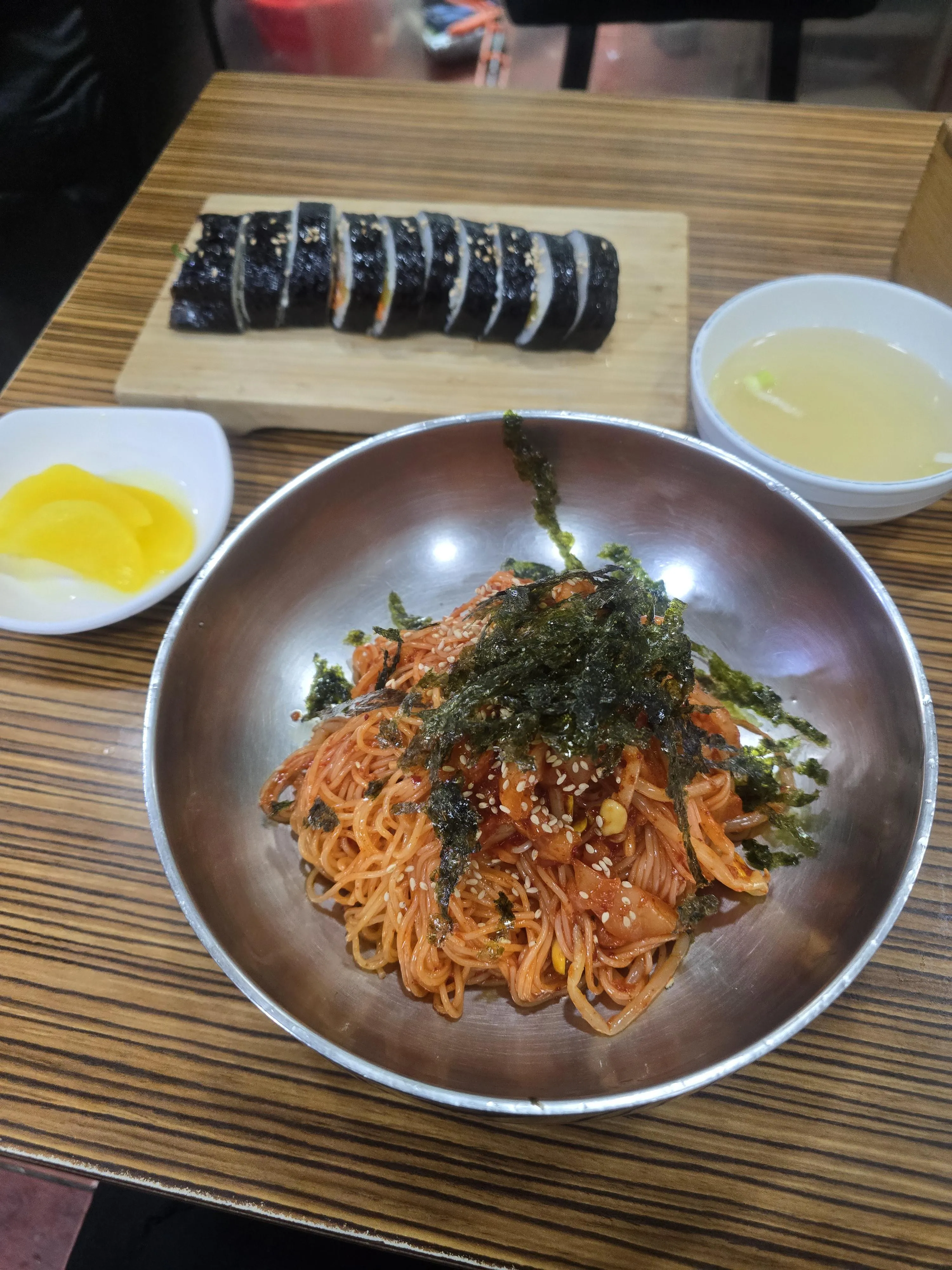 라면 먹는 짱구 캐릭터가 "밥 잘 챙겨먹어"라고 말하는 짤