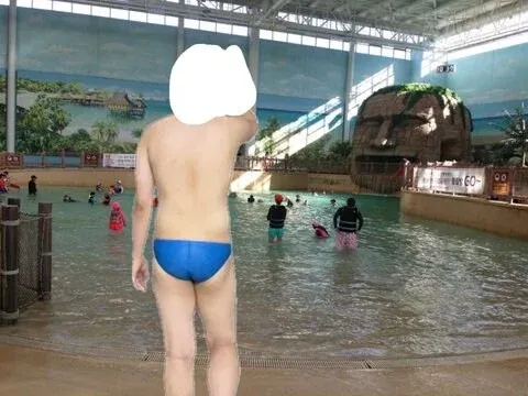 워터파크에서 삼각 수영복을 입은 사람에 대한 논쟁 게시글