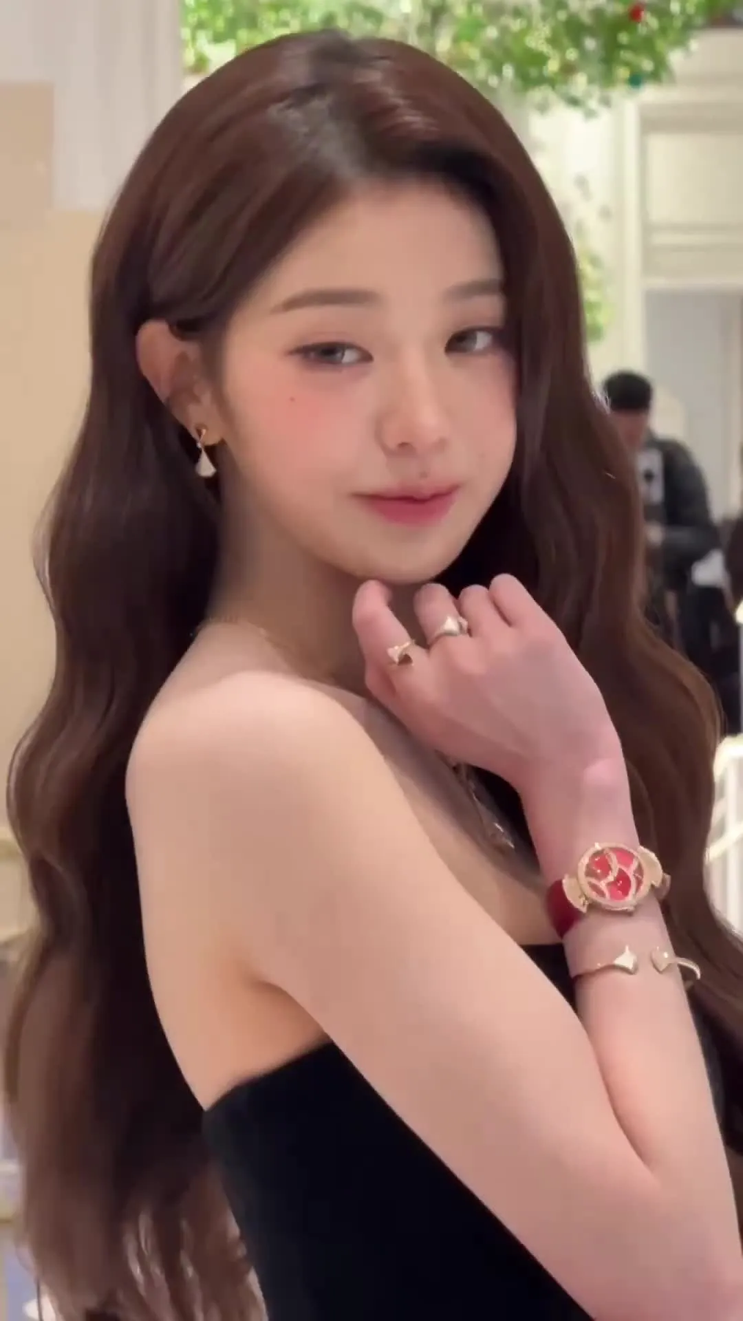 기아 EV6 차량이 건물이나 구조물에 충돌한 사고 현장 사진